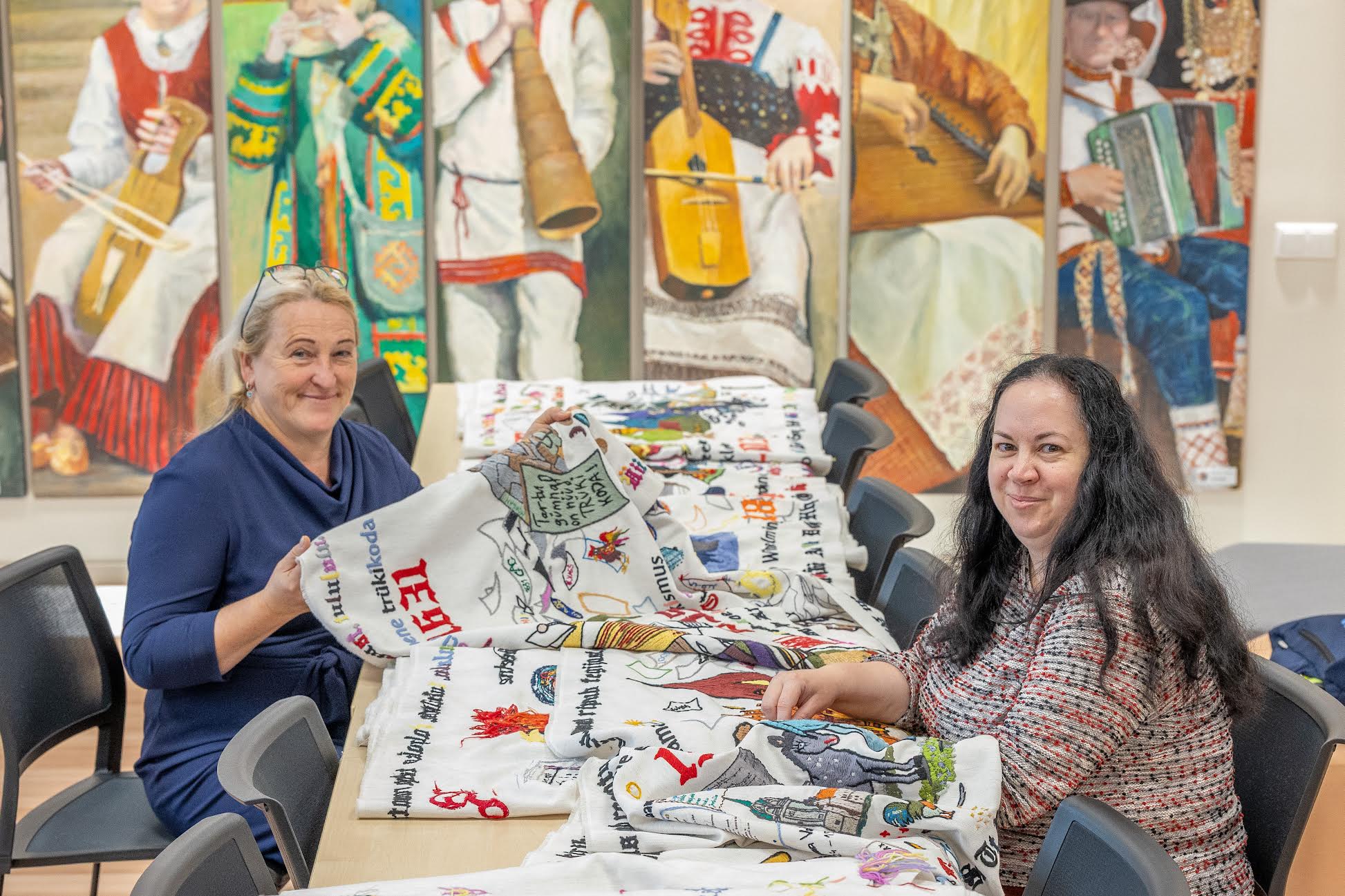 Võrumaa keskraamatukogu arendusjuht Merle Koik (vasakult) ja 15 aastat Šotimaal elanud Kadri Kaasik, kes tuli Tartust Võrru spetsiaalselt vaipa tikkima. Kaasik on ise suur raamatuhuviline ja on endaga aja jooksul Šotimaale viinud umbes 400 eestikeelset raamatut. Foto: AIGAR NAGEL Võrumaa keskraamatukogu arendusjuht Merle Koik (vasakult) ja 15 aastat Šotimaal elanud Kadri Kaasik, kes tuli Tartust Võrru spetsiaalselt vaipa tikkima. Kaasik on ise suur raamatuhuviline ja on endaga aja jooksul Šotimaale viinud umbes 400 eestikeelset raamatut. Foto: AIGAR NAGEL